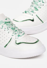 Renee - Biało-Zielone Sneakersy z Kolorowymi Sznurówkami i Metalicznymi Wstawkami Lania. Kolor: biały. Wzór: kolorowy