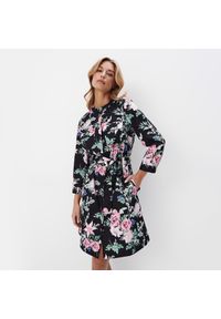 Mohito - Koszulowa sukienka mini w kwiaty - Wielobarwny. Wzór: kwiaty. Typ sukienki: koszulowe. Długość: mini
