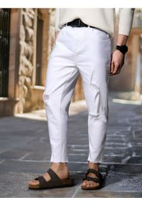 Sinsay - Jeansy carrot fit - biały. Kolor: biały