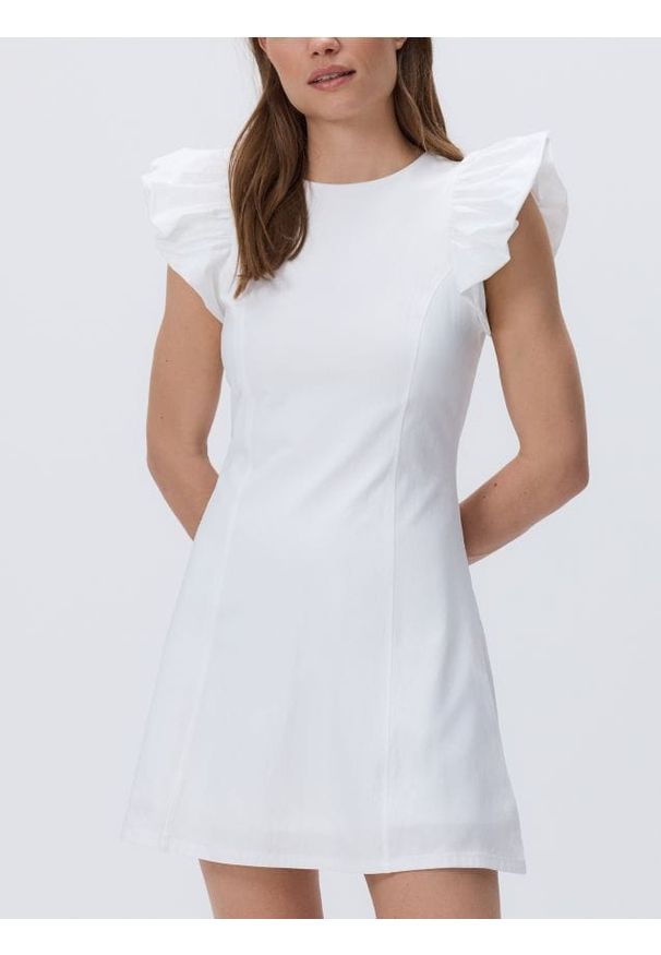 Reserved - Sukienka mini z falbanami - biały. Kolor: biały. Materiał: dzianina. Wzór: gładki. Typ sukienki: proste. Długość: mini
