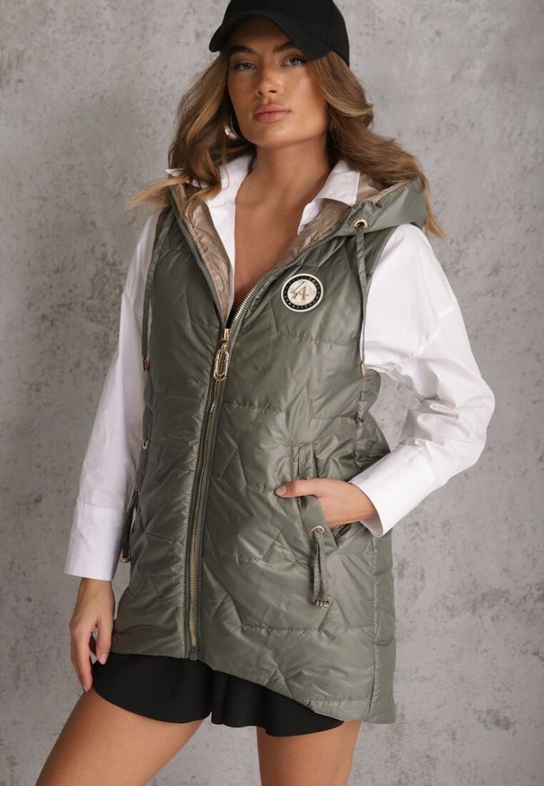 Renee - Zielona Długa Kamizelka Pikowana z Nieodpinanym Kapturem Ozdobiona Naszywką Kasseda. Okazja: na co dzień. Kolor: zielony. Materiał: jeans, poliester. Długość: długie. Wzór: aplikacja. Styl: casual