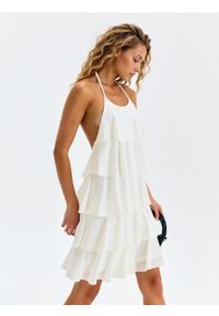 Sinsay - Sukienka mini z falbanami i dekoltem halter - kremowy. Typ kołnierza: dekolt halter. Kolor: kremowy. Długość: mini #1