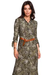 Sukienki.shop - Dłuższa sukienka koszulowa z kołnierzykiem zielona panterka. Okazja: na co dzień, do pracy. Kolor: zielony. Wzór: motyw zwierzęcy. Typ sukienki: koszulowe. Styl: casual, wizytowy. Długość: maxi #3