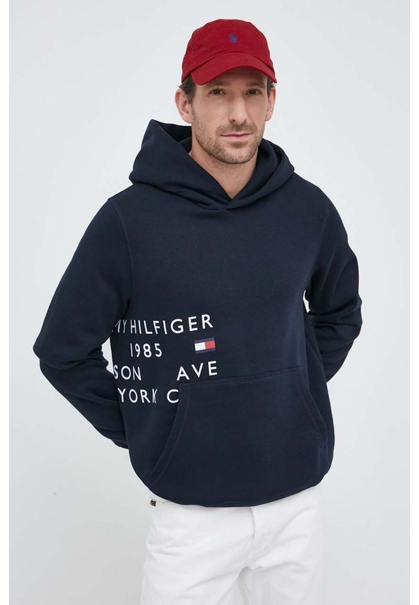 TOMMY HILFIGER - Tommy Hilfiger bluza męska kolor granatowy z kapturem z nadrukiem. Typ kołnierza: kaptur. Kolor: niebieski. Materiał: bawełna. Długość rękawa: długi rękaw. Długość: długie. Wzór: nadruk