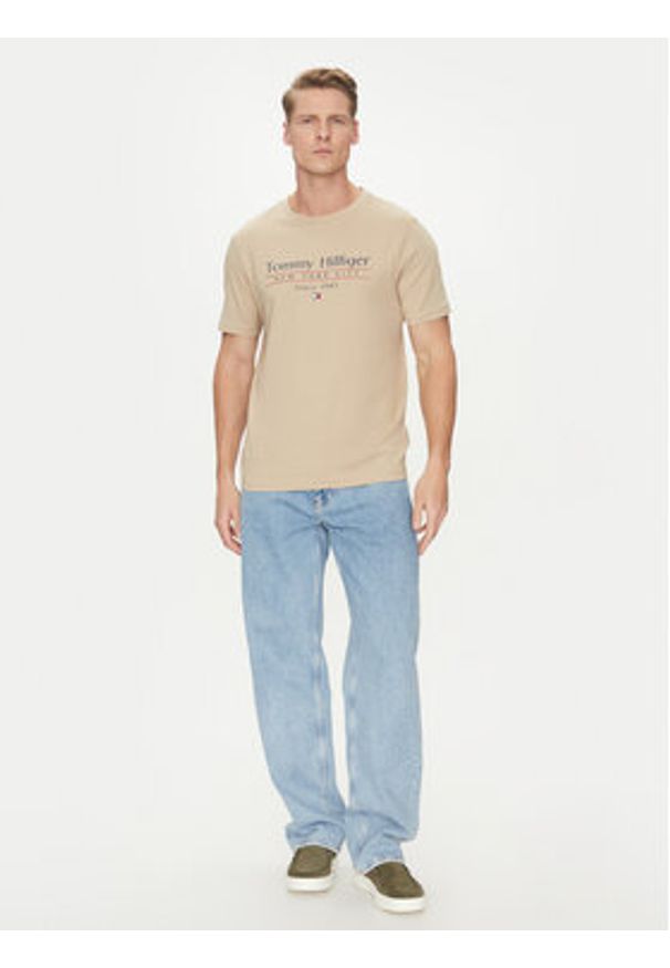 TOMMY HILFIGER - Tommy Hilfiger T-Shirt Center Stack MW0MW38621 Beżowy Regular Fit. Kolor: beżowy. Materiał: bawełna