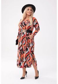 Moda Size Plus Iwanek - Elegancka sukienka Mira - Ognista Abstrakcja o długości MIDI PLUS SIZE XXL OVERSIZE. Okazja: na co dzień. Kolekcja: plus size. Materiał: materiał, elastan, wiskoza, tkanina, dzianina. Długość rękawa: długi rękaw. Wzór: abstrakcja. Typ sukienki: dla puszystych, oversize. Styl: elegancki. Długość: midi #1