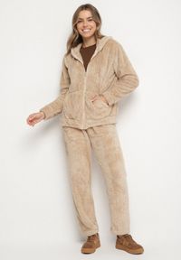 Born2be - Beżowy Pluszowy Komplet Dresowy Spodnie i Zasuwana Bluza z Kapturem Salanessa. Kolor: beżowy. Materiał: dresówka. Sport: turystyka piesza