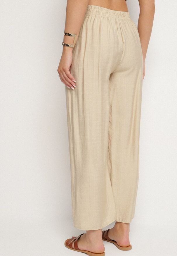 Born2be - Beżowe Wiskozowe Szerokie Spodnie z Wysokim Stanem Divola. Okazja: na spacer, na co dzień. Stan: podwyższony. Kolor: beżowy. Materiał: wiskoza. Sezon: lato. Styl: casual, klasyczny