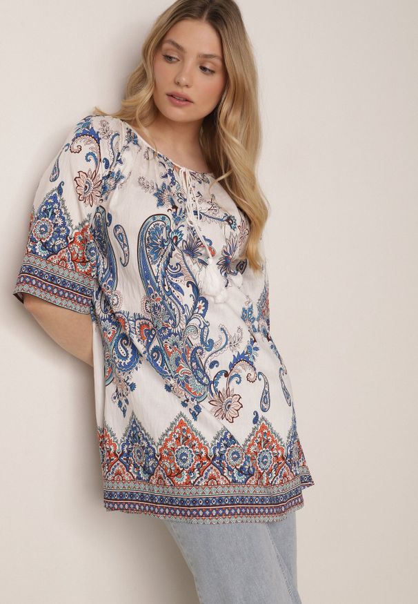 Born2be - Niebieska Wiskozowa Bluzka w Etniczny Wzór z Frędzlami w Stylu Boho Raimine. Okazja: do pracy, na co dzień. Kolor: niebieski. Materiał: wiskoza. Wzór: gładki. Styl: boho