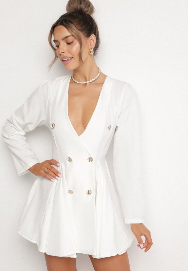 Born2be - Biała Sukienka w Styku Marynarki Rozkloszowana z Guzikami Meliova. Okazja: na spotkanie biznesowe, na co dzień. Typ kołnierza: dekolt w kształcie V. Kolor: biały. Długość rękawa: długi rękaw. Typ sukienki: proste. Styl: casual, klasyczny, biznesowy