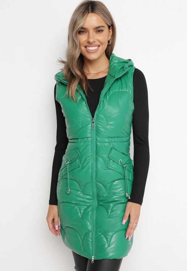 Born2be - Zielona Pikowana Kamizelka Bezrękawnik z Kapturem Zapinana na Zamek Amitri. Typ kołnierza: kaptur. Kolor: zielony. Długość rękawa: bez rękawów