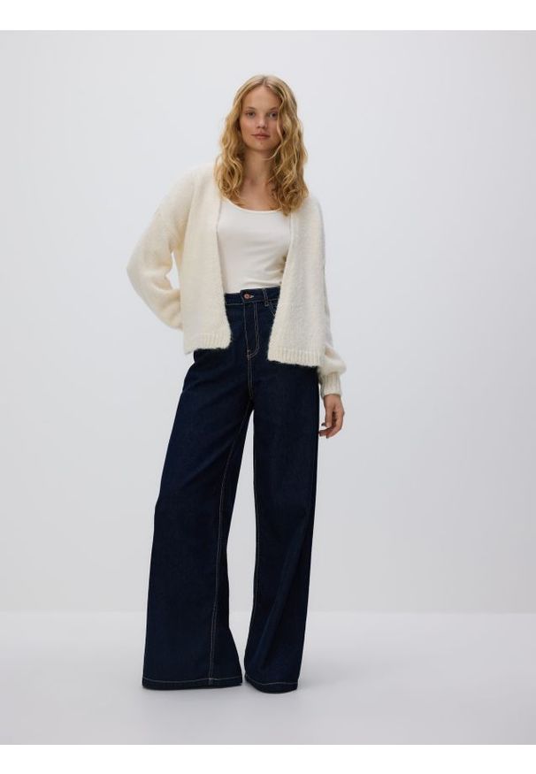 Reserved - Kardigan z dodatkiem wełny - kremowy. Kolor: kremowy. Materiał: wełna