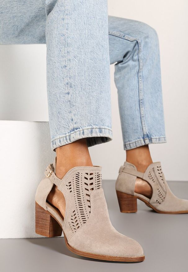 Born2be - Jasnobeżowe Botki Kowbojki Vices na Obcasie z Ażurową Cholewką i Wycięciem Dorfedi. Okazja: na co dzień. Zapięcie: sprzączka. Kolor: beżowy. Szerokość cholewki: normalna. Wzór: ażurowy. Materiał: jeans, skóra. Obcas: na obcasie. Styl: boho, casual. Wysokość obcasa: średni
