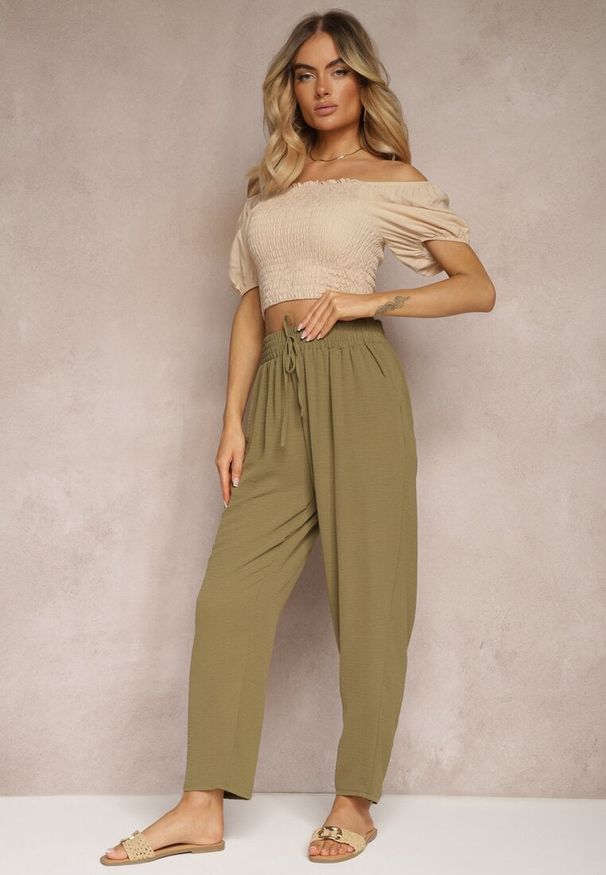 Renee - Ciemnozielone Spodnie z Troczkiem w Pasie Kiolia. Okazja: na co dzień. Kolor: zielony. Styl: elegancki, casual