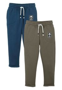 Spodnie sportowe chłopięce "BRO" (2 pary), bawełna organiczna bonprix ciemnoniebiesko-ciemnooliwkowy. Kolor: niebieski. Materiał: bawełna. Wzór: aplikacja. Styl: sportowy #1