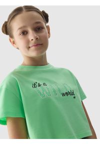 4F JUNIOR - T-shirt crop-top z nadrukiem dziewczęcy - zielony. Okazja: na co dzień. Kolor: zielony. Materiał: bawełna, dzianina, jersey. Długość rękawa: krótki rękaw. Długość: krótkie. Wzór: nadruk. Sezon: lato. Styl: casual, sportowy