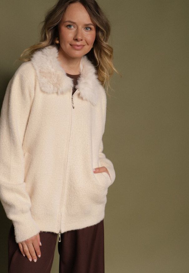 Born2be - Beżowy Kardigan z Wełną z Futrzanym Kołnierzem Zapinany na Suwak Sistte. Okazja: na co dzień. Kolor: beżowy. Materiał: wełna, futro. Długość rękawa: długi rękaw. Długość: długie. Styl: casual