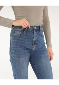 Unisono - Dopasowane jeansy z bawełny. Materiał: bawełna, jeans. Styl: klasyczny