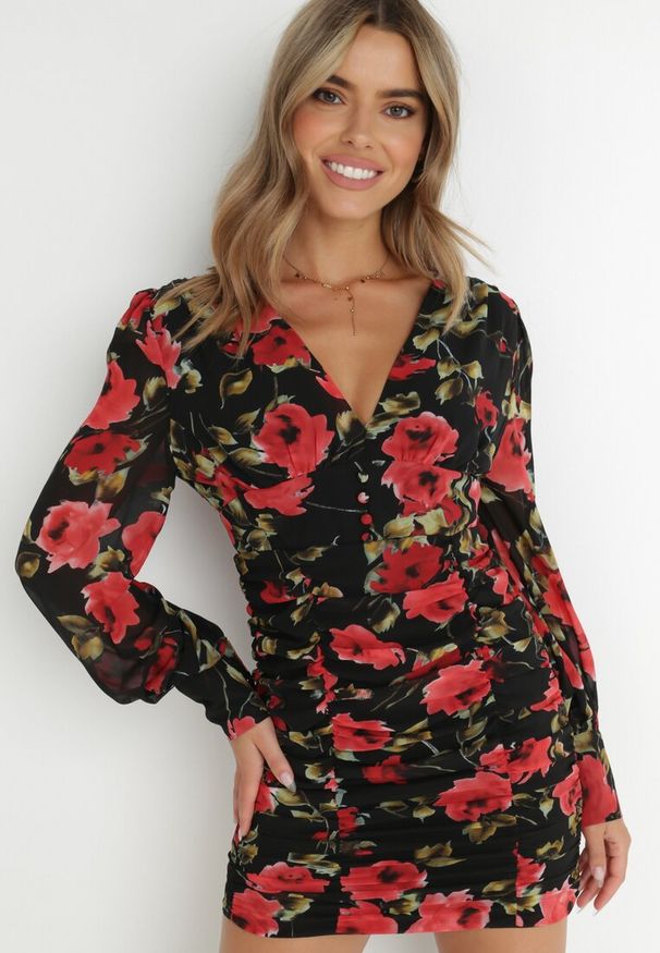 Born2be - Czarna Sukienka Dopasowana z Marszczeniem Kassissa. Kolor: czarny. Materiał: tkanina. Wzór: kwiaty, aplikacja. Styl: boho. Długość: mini
