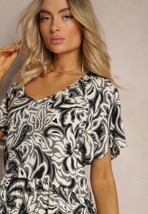 Renee - Szara Sukienka z Wiskozy Zdobiona Falbankami z Krótkim Rękawem Danibella. Okazja: na co dzień. Typ kołnierza: kołnierz z falbankami. Kolekcja: plus size. Kolor: szary. Wzór: aplikacja. Typ sukienki: dla puszystych. Materiał: wiskoza. Długość rękawa: krótki rękaw. Sezon: lato, wiosna. Styl: casual