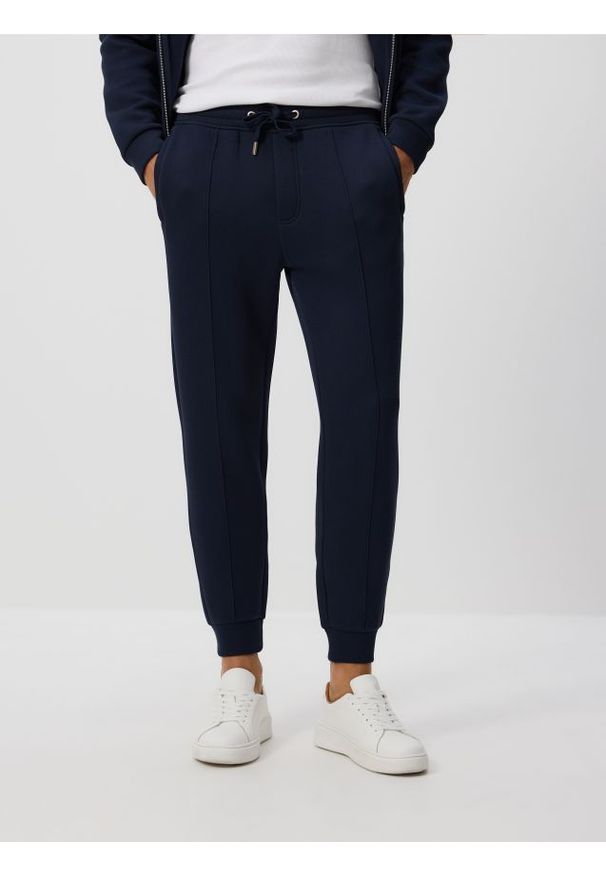 Reserved - Spodnie dresowe slim fit - granatowy. Kolor: niebieski. Materiał: dresówka