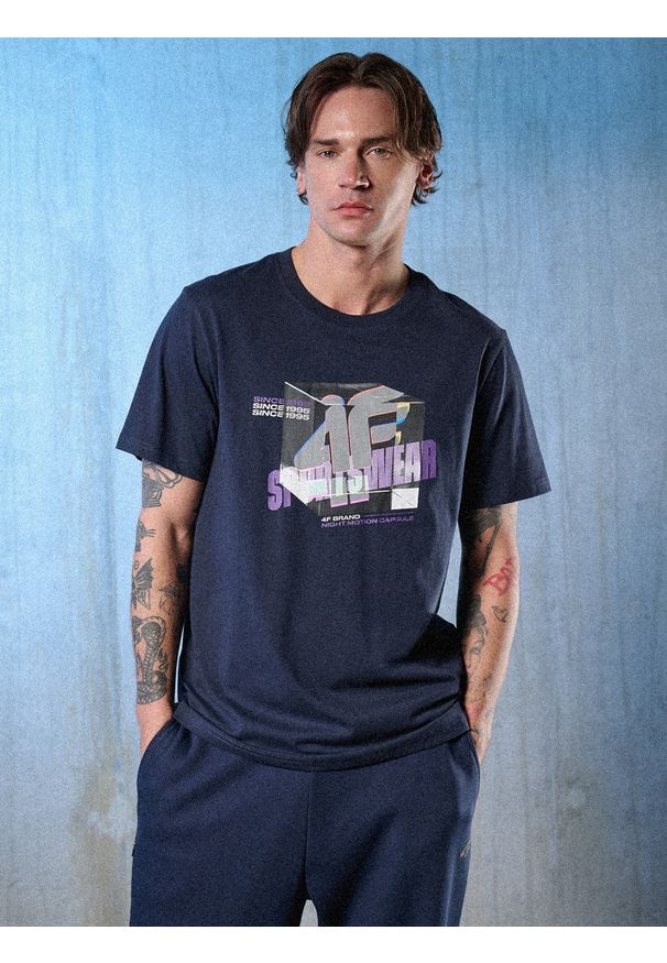 4f - 4F T-shirt regular z nadrukiem męski - granatowy XL. Okazja: na co dzień. Kolor: niebieski. Materiał: dzianina, bawełna, materiał. Wzór: nadruk. Styl: casual
