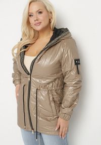 Born2be - Brązowa Kurtka Pikowana Parka z Nieodpinanym Kapturem Oferra. Kolekcja: plus size. Kolor: brązowy #4