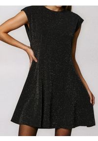 Sinsay - Sukienka mini z połyskiem - czarny. Kolor: czarny. Długość: mini #1
