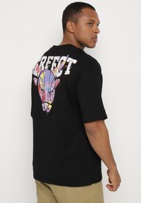 Born2be - Czarna Bawełniana Koszulka T-shirt z Krótkim Rękawem Ozdobiony Nadrukami Citara. Kolor: czarny. Materiał: bawełna. Długość rękawa: krótki rękaw. Długość: krótkie. Wzór: aplikacja, nadruk. Styl: klasyczny #4