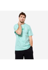 DOMYOS - Koszulka z krótkim rękawem męska Domyos Gym & Pilates 500 Essentials. Kolor: zielony. Materiał: bawełna, tkanina, prążkowany, elastan, materiał. Długość rękawa: krótki rękaw. Długość: krótkie. Sport: joga i pilates