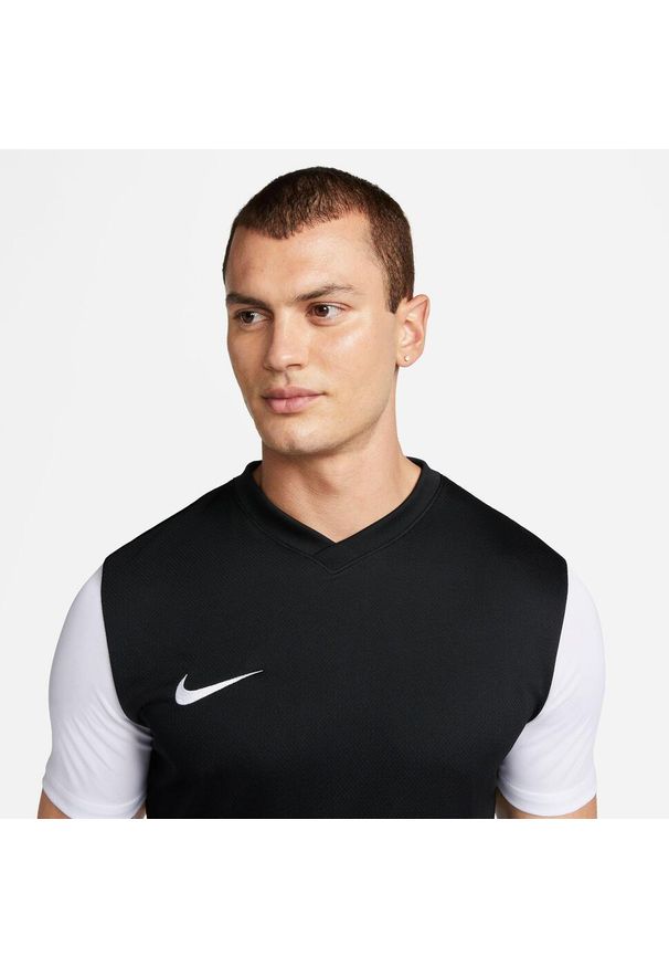Koszulka treningowa męska Nike Drifit Tiempo Premier 2. Kolor: biały, wielokolorowy. Długość rękawa: krótki rękaw. Długość: krótkie