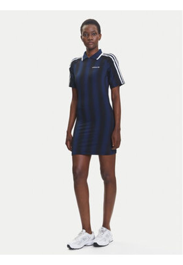 Adidas - adidas Sukienka codzienna Football Inspired Graphic JW5143 Granatowy Regular Fit. Okazja: na co dzień. Kolor: niebieski. Materiał: syntetyk. Typ sukienki: proste. Styl: casual