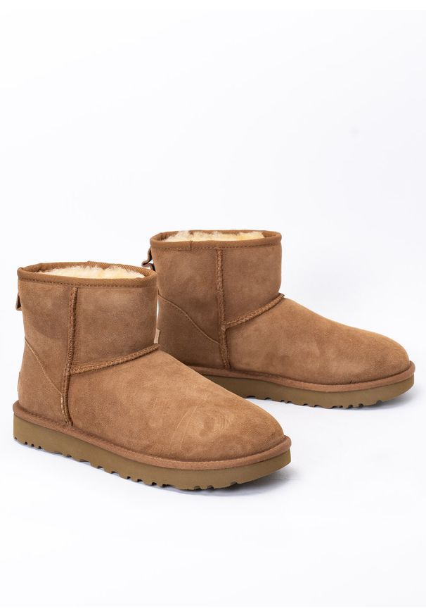 Ugg - Buty zimowe damskie UGG W Classic Mini II. Okazja: na spacer, na co dzień. Kolor: brązowy. Materiał: zamsz, jeans, materiał, wełna. Szerokość cholewki: normalna. Sezon: zima. Styl: elegancki, casual, klasyczny