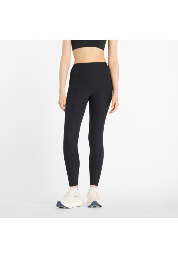Legginsy damskie New Balance WP53152BK – czarne. Stan: podwyższony. Kolor: czarny. Materiał: poliester, prążkowany, materiał. Wzór: haft. Sport: fitness