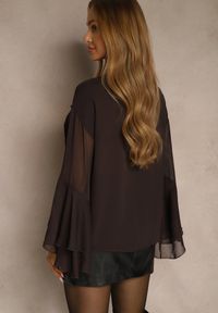 Renee - Brązowa Rustykalna Bluzka Zdobiona Falbankami i Wiązaniem przy Dekolcie Nerianna. Okazja: na co dzień. Typ kołnierza: kołnierz z falbankami. Kolor: brązowy. Materiał: tkanina. Wzór: aplikacja. Styl: casual #4