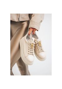 Beżowe Sneakersy Karino Modne Półbuty Damskie. Okazja: na co dzień. Kolor: beżowy. Materiał: skóra. Wzór: gładki. Obcas: na platformie. Sport: turystyka piesza