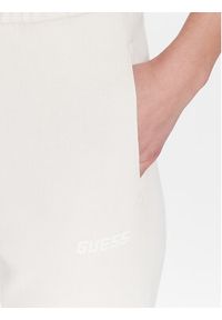 Guess Spodnie dresowe Dalya V3GB11 KAIJ1 Biały Regular Fit. Kolor: biały. Materiał: bawełna, dresówka #3