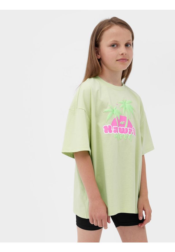 4f - T-shirt z nadrukiem dziewczęcy - zielony. Okazja: na co dzień. Kolor: zielony. Materiał: dzianina, jersey, bawełna. Długość rękawa: krótki rękaw. Długość: krótkie. Wzór: nadruk. Styl: sportowy, casual, klasyczny