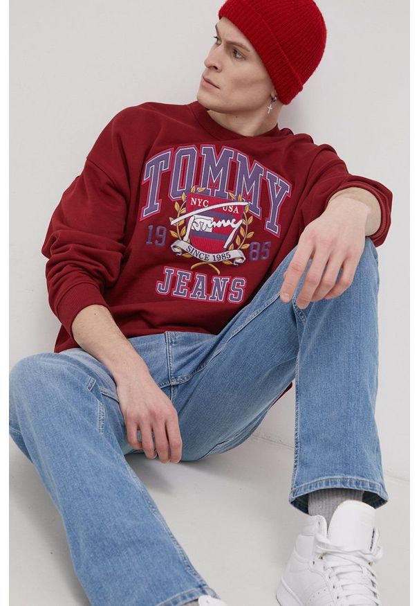Tommy Jeans Bluza bawełniana DM0DM12351.PPYY męska kolor bordowy z aplikacją. Kolor: czerwony. Materiał: bawełna. Wzór: aplikacja