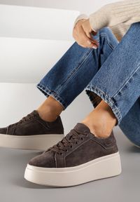 Renee - Ciemnobrązowe Sneakersy z Naturalnego Zamszu na Platformie Nalirette. Okazja: na co dzień. Kolor: brązowy. Materiał: zamsz. Obcas: na platformie