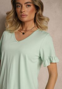 Renee - Jasnozielona Bluzka z Wiskozą z Falbankami i Dekoltem w Kształcie Litery V Alivaya. Okazja: na co dzień. Typ kołnierza: kołnierz z falbankami, dekolt w kształcie V. Kolor: zielony. Materiał: wiskoza. Styl: casual