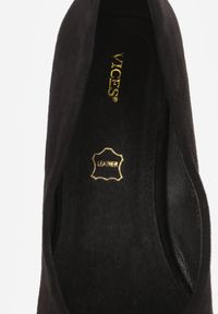 Born2be - Czarne Czółenka Vices ze Skórzaną Wkładką na Biżuteryjnym Słupku Naivine. Okazja: na co dzień. Kolor: czarny. Materiał: skóra. Wzór: kwiaty, aplikacja. Obcas: na słupku. Styl: casual, elegancki. Wysokość obcasa: średni #2