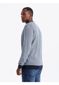 Ombre Clothing - Dzianinowy sweter męski RELAXED FIT we wzory – granatowy V1. Okazja: na co dzień. Kolor: niebieski. Materiał: dzianina. Wzór: ze splotem. Styl: casual #6