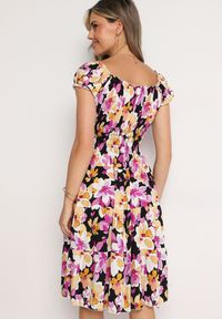 Born2be - Czarno-Różowa Rozkloszowana Bawełniana Sukienka z Gumką w Pasie i Ozdobnymi Guzikami Nelsie. Okazja: na co dzień. Kolor: czarny. Materiał: bawełna. Długość rękawa: krótki rękaw. Sezon: wiosna, lato. Styl: elegancki, casual #4