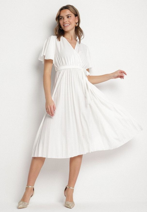 Born2be - Biała Sukienka Plisowana z Dekoltem w V z Paskiem w Talii Zolseki. Okazja: na co dzień. Kolor: biały. Styl: klasyczny, casual