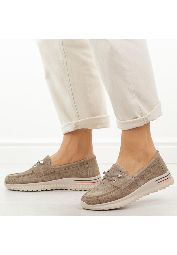 eVento - Fango skórzane półbuty damskie Evento 18-29. Okazja: na co dzień. Nosek buta: okrągły. Kolor: brązowy. Materiał: zamsz, skóra. Szerokość cholewki: normalna. Wzór: ażurowy, aplikacja. Sezon: wiosna, jesień, lato. Styl: casual, elegancki, klasyczny