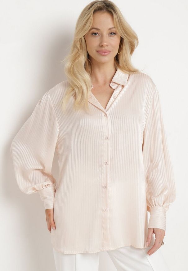 Born2be - Beżowa Plisowana Klasyczna Koszula Zapinana na Guziki Hollysun. Okazja: na co dzień, na spotkanie biznesowe. Kolor: beżowy. Materiał: jeans. Długość rękawa: długi rękaw. Długość: długie. Styl: klasyczny