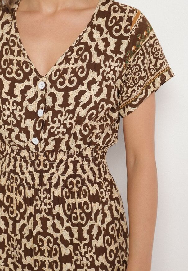 Born2be - Brązowa Bawełniana Sukienka z Guzikami i Ornamentnym Wzorem Zisselle. Kolor: brązowy. Materiał: bawełna
