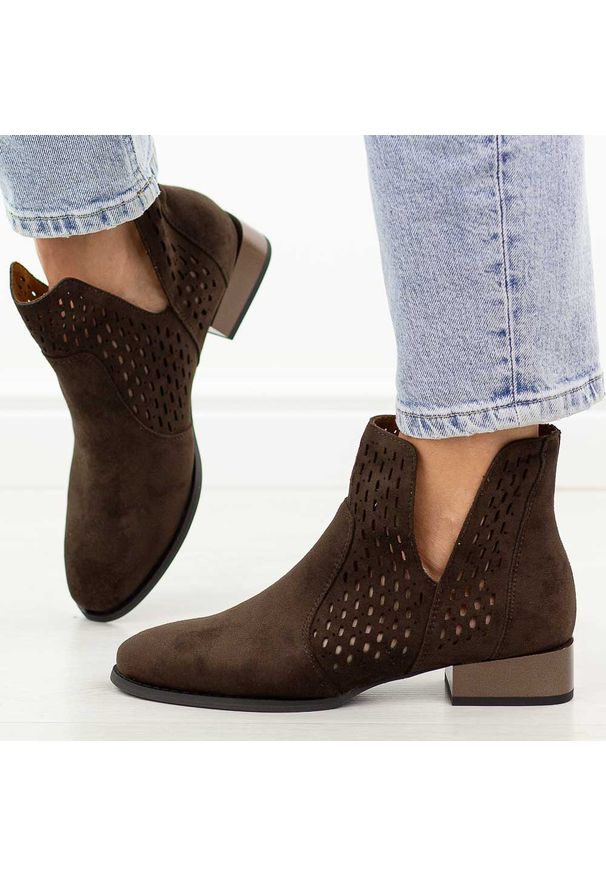 D.Brązowe botki damskie na obcasie M.Daszyński Sa197-28. Kolor: brązowy. Materiał: zamsz. Szerokość cholewki: normalna. Wzór: ażurowy. Sezon: wiosna, jesień, lato. Obcas: na obcasie. Styl: klasyczny. Wysokość obcasa: niski