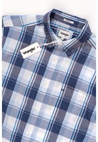 Wrangler - KOSZULA MĘSKA KRÓTKI RĘKAW WRANGLER SS 1PKT SHIRT PATRIOT BLUE W5860NQ5H. Materiał: materiał. Długość rękawa: krótki rękaw. Długość: krótkie